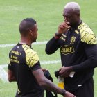 Felipe Caicedo y Dixon Arroyo en el entrenamiento de Barcelona SC.