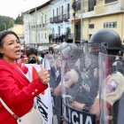 Choque de bandos frente al Ministerio de Defensa.
