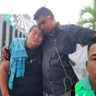 Ruth, abrazada a su único hijo que sigue vivo, de 19 años, llegó a la morgue para retirar el cuerpo de su primogénito.
