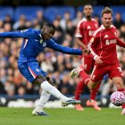 El volante del Chelsea abrió el marcador ante Liverpool en Stamford Bridge.