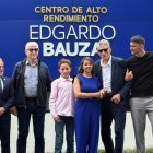 Edgardo Bauza (c) junto a su esposa Maritza Gallardo y sus hijos Nicolás y Maximiliano en el evento en su honor de parte de Liga de Quito.