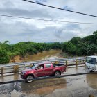 El accidente ocurrió en el puente sobre el río Teaone, en el sur de la ciudad de Esmeraldas.