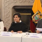 La canciller Gabriela Sommerfeld, junto a los ministros John Reimberg y Sariha Moya, durante el encuentro con el cuerpo diplomático.