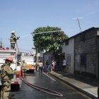 Personal del Cuerpo de Bomberos de Guayaquil atendió la emergencia en el sitio.