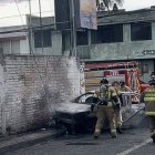 Así terminó el carro luego de haber sido incendiado. Los bomberos apagaron las llamas.