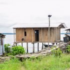 Los parientes fueron sacados de la vivienda por hombres que llegaron por mar.