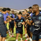 Los jugadores de la selección ecuatoriana de fútbol entrenaron completos desde el lunes en Estados Unidos en medio de una atmósfera de mucha camaradería, pero a la vez de concentración por el rival