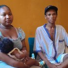 Damiana carga a su pequeña hija, mientras Orlando relata el viacrucis que han vivido.