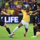 - Enner Valencia (c) de Estados Unidos disputa un balón con Tim Ream (i) de Ecuador este viernes, en un partido amistoso entre Estados Unidos y Ecuador en el estadio Q2, en Texas (Estados Unidos).