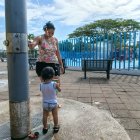 Jazmín Velásquez mientras difruta con su hijo menor en Puerto Lisa.