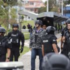 El ministro recorrió la zona que había sido escena de caos pocos minutos antes.