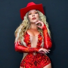 Karla Cueva abogada y cantante de regional, dejó su empleo para seguir su sueño musical y cuidar a su hermano con discapacidad.