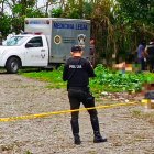 Los ocho cuerpos estaban apilados a un costado de un camino, en una zona con maleza.