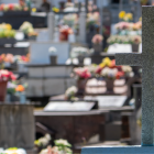 Uno de los feriados de noviembre responde al Día de los Difuntos: familias enteras visitan cementerios.