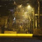 En las calles se forman barricadas para enfrentar a los uniformados.