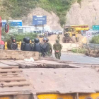 En vías de la Sierra, el Ejército protege entregas humanitarias de víveres, debido al paro nacional.