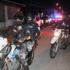 Agentes de la Policía llegaron a la Tolita 2, en el sur de Esmeraldas, para acordonar la escena del crimen y recogen indicios.