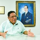 Guzmán gesticula desde su despacho presidencial, en el estadio George Capwell.