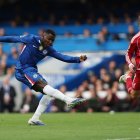 Moisés Caicedo (i) es uno de los líderes del Chelsea inglés.