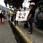 Allegados a José Guamán Izama portaban un cartel con su imagen tras ser herido.