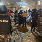 La Policía llegó al sitio del triple asesinato para recoger indicios que aporten a esclarecer las muertes violentas.