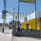 Familiares de los afectados acudieron hasta el local para verificar cómo se encontraban después de ocurrido el asalto en el sur de Ambato.