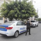 Personal policial realiza el levantamiento de indicios en un departamento de Sauces 9.