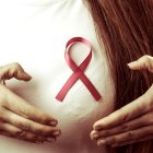 El cáner de mama se origina en las células de la mama, donde crecen de forma anormal.