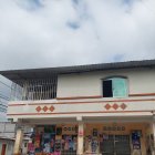 En la planta baja de la casa baleada funciona una tienda de abarrotes, una de las más grandes de la parroquia.