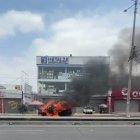El vehículo se incendió en llamas en la vía a Daule.