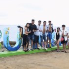 Al llegar a Bunche, una brisa salada acaricia el rostro de los turistas.