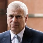 El príncipe Andrés anunció su renuncia a los títulos reales tras años de controversias.