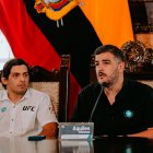 El alcalde Aquiles Álvarez (derecha) juntos al luchador de UFC Adrián Luna.