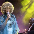 Celia Cruz irradiaba alegría en cada escenario; su voz y su presencia siguen siendo sinónimo de fuerza y sabor.