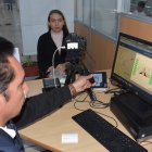 Ciudadana realizando la renovación de cédula en una agencia del Registro Civil del Ecuador.