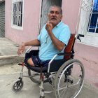 Freddy pide ayuda para conseguir una silla de ruedas eléctrica que le permita valerse por sí mismo.