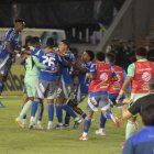 Los jugadores de Emelec felicitan al portero Pedro Ortiz, quien fue figura en la clasificación a las semifinales de la Copa Ecuador