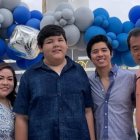 Ren Kai junto a sus padres y hermano menor, Ren Liang de 20 años, quien falleció esta mañana.