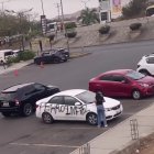 Mujer grafiteó un auto blanco con la leyenda "perro infiel".