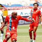 El defensor Anthony Bedoya (c) se desvinculó de mutuo acuerdo del Nacional