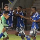 Los jugadores de Emelec felicitan al portero Pedro Ortiz, quien fue figura en la clasificación a las semifinales de la Copa Ecuador.