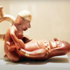 Escultura de cerámica que representa el coito en la Cultura Moche (Perú).