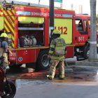 Bomberos llegaron a atender la emergenca en el centro de Guayaquil.