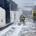 Los bomberos enfriaron los neumáticos, evitando una propagación a todo el bus.