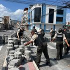 La ciudad de Otavalo estuvo asediada por los manifestantes, quienes pararon muros con adoquines para impedir el comercio.