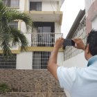 El inmueble donde se desarrollaron los hechos ha generado la curiosidad de residentes y visitantes.