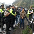 Policías de distintas unidades coordinan acciones para ubicar a los responsables del crimen.