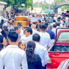 Uno de los días más tristes para Rocafuerte se dio este lunes. Siete ataúdes recorrieron las calles