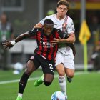 Pervis Estupiñán no jugará el Milan vs Atalanta por lesión.
