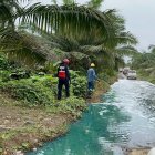 Personal del Cuerpo de Bomberos de Quinindé y de Petroecuador recorren la zona donde se produjo el derrame de diésel.